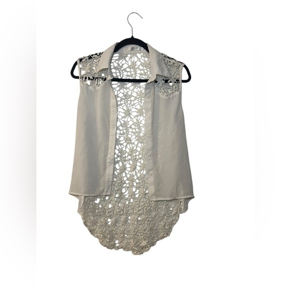 Elegant Lace Back Sleeveless Blouse - Picture 1 of 4